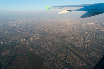 Vista aerea de la ciudad de Santiago de Chile desde la ventanilla de un avion de linea