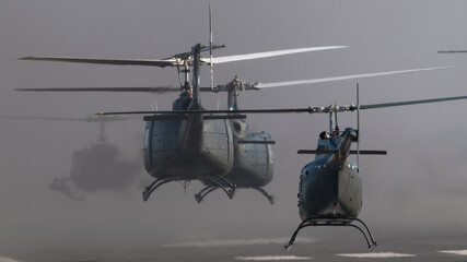 Helicopteros de transporte militar volando sobre la pista de aterrizaje con mucho humo y distorcion...