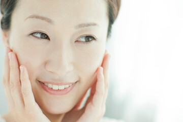 若い女性　スキンケア
