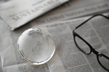 ガラスの地球儀と新聞　東アジア周辺　世界情勢のイメージ　glass globe (East Asia ) on newspapers - obrazy, fototapety, plakaty