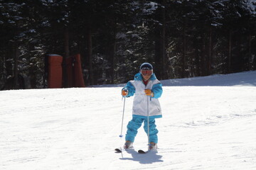 スキー場　子供のスキーヤー