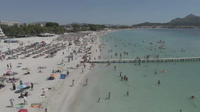 Mallorca playa ba&ntilde;o ba&ntilde;andose puerto Alcudia 50fps (Formato D-log para edici&oacute;n y correcci&oacute;n de color profesional)
