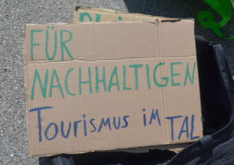 *Demoschild*