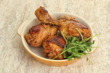 Roasted chicken leg with rucola
