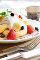 苺とベリーとバナナのスフレパンケーキ