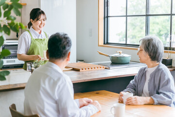 キッチンで食事の準備をするホームヘルパーの女性
