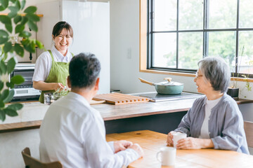 キッチンで食事の準備をするホームヘルパーの女性
