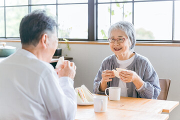 Obraz na płótnie Canvas 家で朝食をとるシニア・高齢者の夫婦 