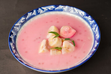 Banana compote, a snack that we will often encounter, is sold on the roadside, especially during the month of Ramadan.