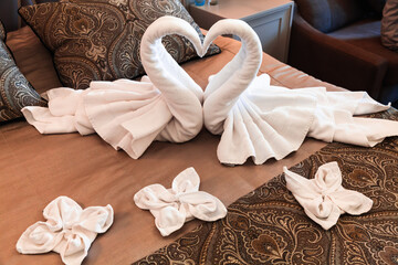 Obraz na płótnie Canvas Swans made of white towels, romantic hotel bedroom