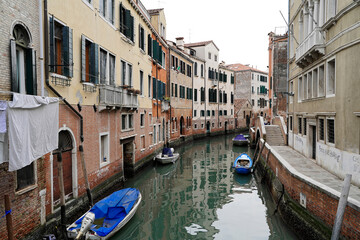 Fototapeta na wymiar Boote, Seitenkanal, Venedig, Venetien, Italien