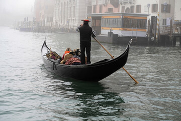 Fototapeta na wymiar Gondel auf dem Kanal Grande, Venedig, Venetien, Italien