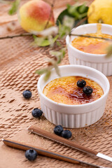 Leckeres Creme Brulee mit karamellisierter Krüste und Beeren
