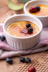 Leckeres Creme Brulee mit karamellisierter Krüste und Beeren