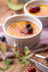 Leckeres Creme Brulee mit karamellisierter Krüste und Beeren