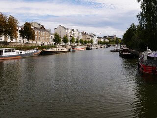 Fototapeta na wymiar Bateaux sur la rivière Erdre à Nantes en Loire Atlantique France