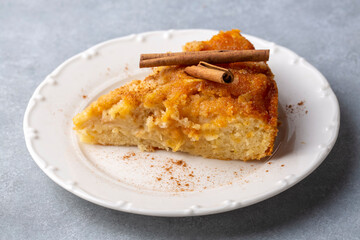 Caramelized apple cake is a delicious dessert. Turkish name; elmali kek