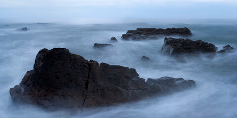 Langzeitbelichtung während Blauer Stunde von Felsen im Pazifik am Abend - Kalifornien USA