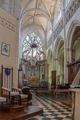Fototapeta na wymiar Luçon. Chœur et autel de la cathédrale Notre-Dame de l'Assomption. Vendée. Pays de la Loire