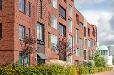 Photo sur Plexiglas Rotterdam Rotterdam, The Netherlands, September 28, 2022: row of modern waterfront townhouses with brick facades on Mullerpier