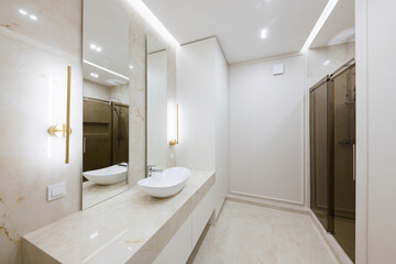 Fototapeta na wymiar water sink with mirror and lighting in the bathroom