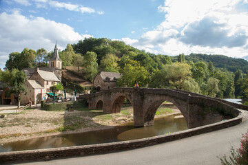 Route et pont traversant l'Aveyron au village de Belcastel