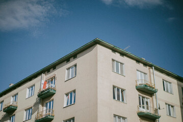 Fototapeta na wymiar building on a sunny day