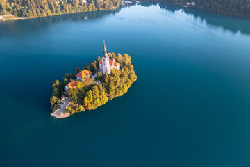 Die Kirche Mariä Himmelfahrt auf der Insel im Bleder See