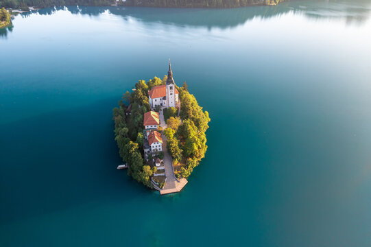 Insel mit Kirche im Bleder See von oben