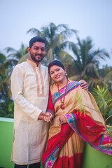 Obraz premium South asian hindu religious newly married young couple having post wedding chill . 