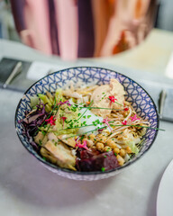 Un plat coloré avec de la ciboulette prêt à être servi dans les cuisines d'un restaurant