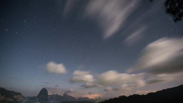 Night Sky on The Phang-nga smed nang she , Time Lapse cloundy move over Mountains