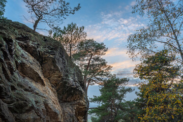Blick auf einen Felsen, Berg im Wald. Blauer Himmel im Herbst