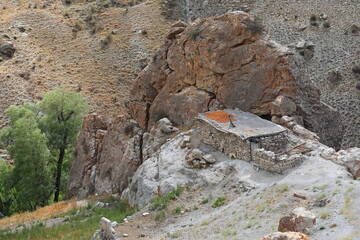 Drying apricots on the roof of a house in Tajikistan mountains - 534712990