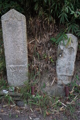 日本の道の端に建てられた古い石の墓