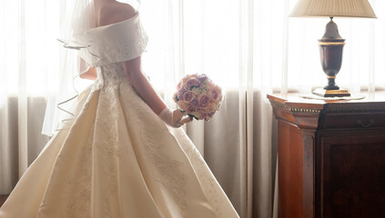 ブーケを手に持つ花嫁の手元　ウェディング　結婚式