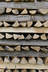 Ordentlich geschichtete Holzscheite Brennholz im Stapel