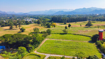 Obraz premium 山に囲まれた田舎風景 タイ・カオヤイ