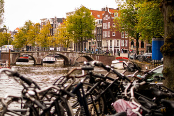 Puente sobre un canal en Amsterdam, con varias bicicletas aparcadas y al fondo otro puente sobre el canal, holanda, pa&iacute;ses bajos