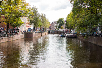 Fototapeta premium canal ancho y grande de amsterdam, holanda, países bajos