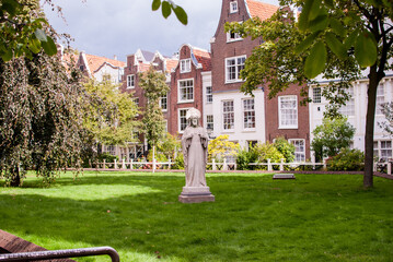 jardín con escultura de jesucristo,  Heilig Hartbeeld en Begijnhof, amsterdam, países bajos