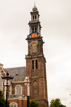 Torre de igles&iacute;a protestante del renaciemiento situada en el la ciudad europea de &aacute;msterdam, pa&iacute;ses bajos, holanda
