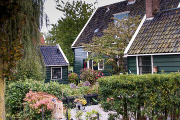 típica casa tradicional en el campo con jardín en el pueblo De Zaanse Schans en holanda, países bajos