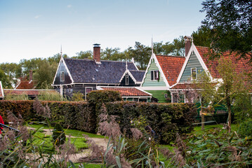 conjunto de casas tradicionales con jardines en el pueblo  De Zaanse Schans en holanda, países bajos
