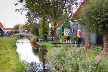 Canal con casas en el campo en el pueblo  De Zaanse Schans en holanda, pa&iacute;ses bajos