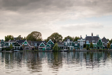 casas verdes bonitas al borde del agua en el pueblo  De Zaanse Schans en holanda, pa&iacute;ses bajos