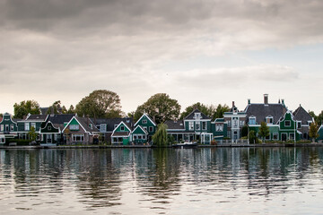 casas verdes bonitas al borde del agua en el pueblo  De Zaanse Schans en holanda, países bajos