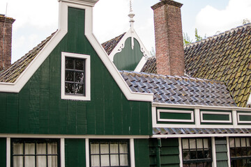 Fachada típica del casa del pueblo holandés  De Zaanse Schans en holanda, países bajos