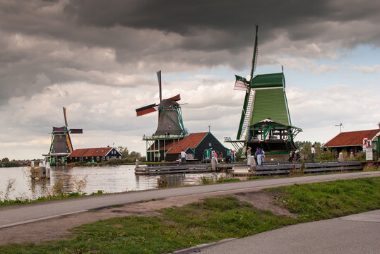 Molino de viento tradicional en pueblo turístico holandés, junto al rió Zaan en países bajos, holanda