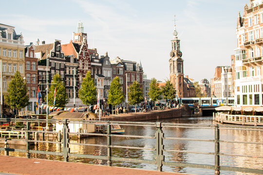 paisaje urbano de edificios al borde del r&iacute;o &aacute;mstel en amsterdam, pa&iacute;ses bajos, holanda